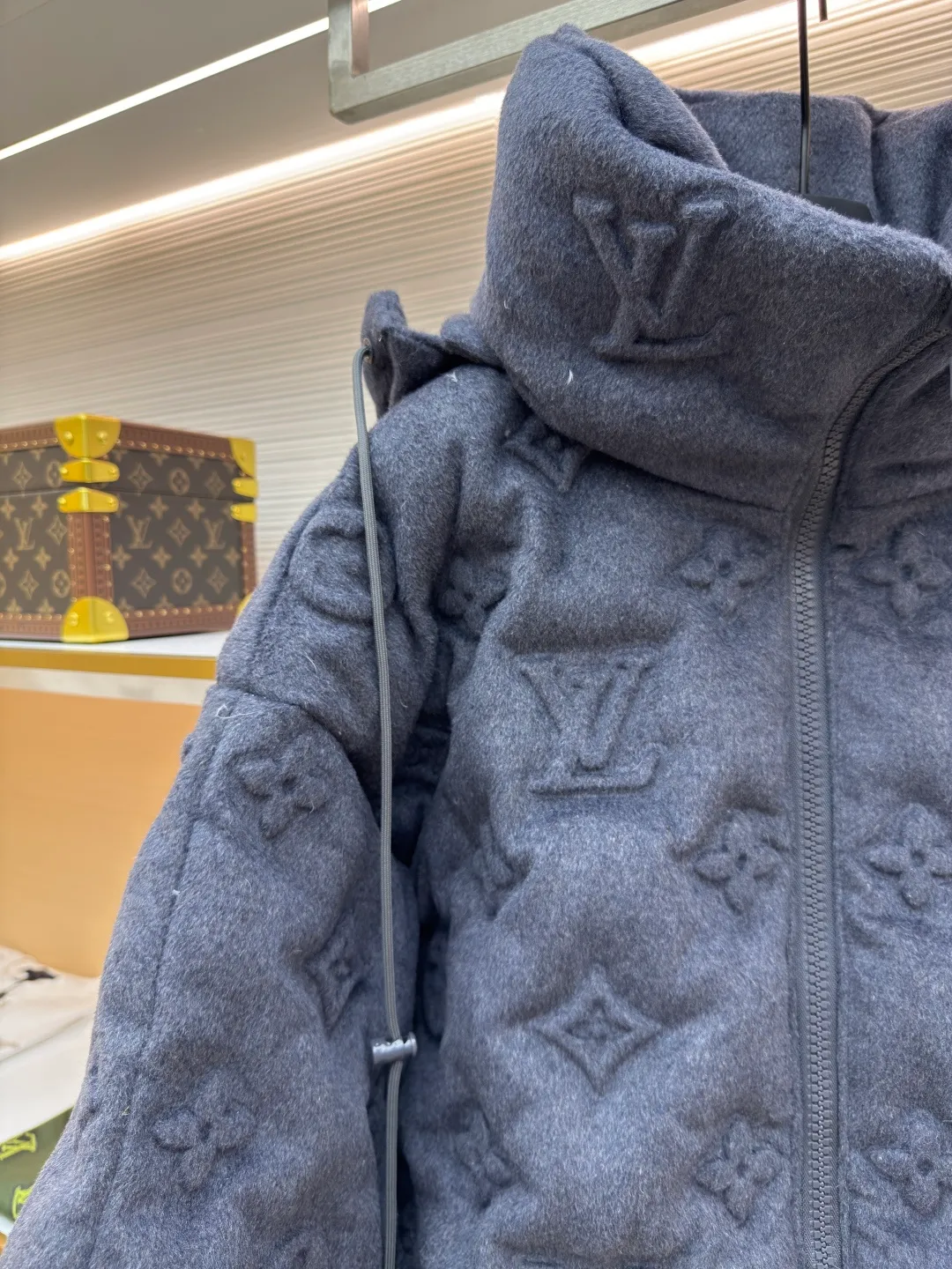 LOUIS VUITTON Presbyopic embossed embossed down jacket ●Item number: 1680601-F25 ●Material: white goose down ●Technology: embossed embossed ●Version: fitted version ●Weight: about 3150 grams ●Size: S-M-L-XL ●Description: The fabric itself contains a lot of cashmere, and the inside is filled with 90 white duck down. It is super fluffy and difficult to process. The scrap rate of embossing fabrics of different materials reaches more than 50%. The hood is detachable and the pockets have hidden zippers, which is not only warm, but also very safe. The upper body effect is very good. It does not look bloated, but it is a concave shape artifact. I also like gray clothes because gray looks very high-grade, coupled with the embossed presbyopia logo. , low-key and stylish, same style for men and women!